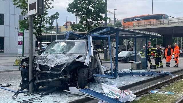 Einsatzkräfte am Unfallort in der Münchner Innenstadt. Derzeit ist der Unfallbereich großräumig abgesperrt