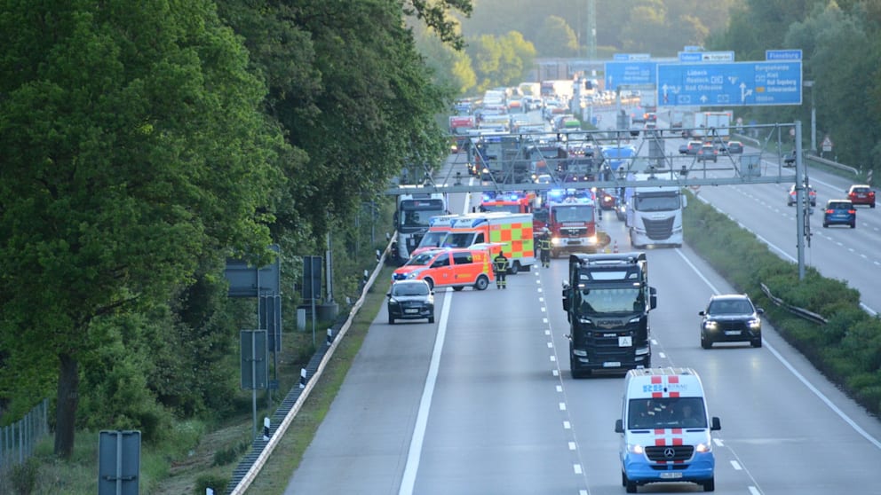 Die Autobahn blieb für mehrere Stunden gesperrt. Richtung Hamburg bildete sich ein kilometerlanger Stau