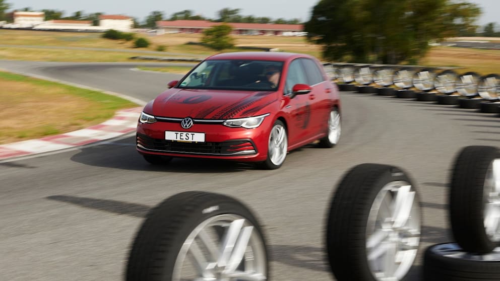 Runde schwarze Gummis – Reifen sehen immer gleich aus. Bei den Fahr- und Umwelteigenschaften gibt es allerdings krasse Unterschiede, wie ein aktueller ADAC-Test zeigt