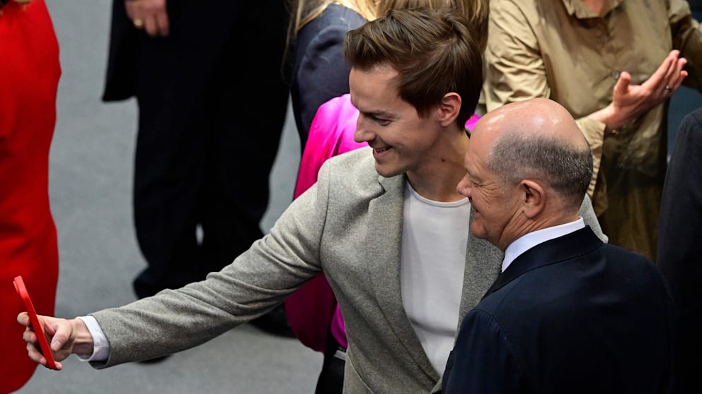 Scholz erfüllte vor Beginn der Sitzung Selfie-Wünsche im Plenum...
