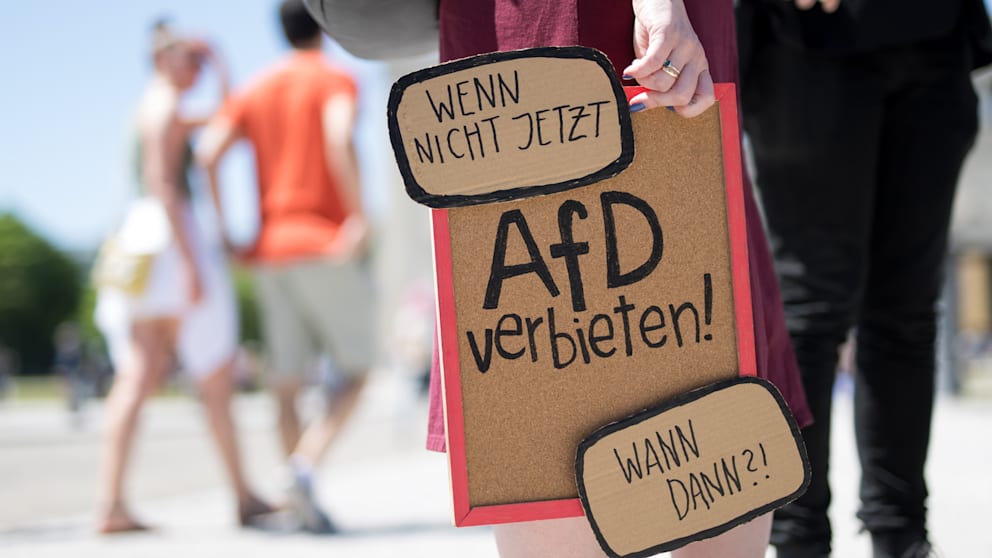 In München gingen etwa 2.500 Menschen für ein AfD-Verbot auf die Straße