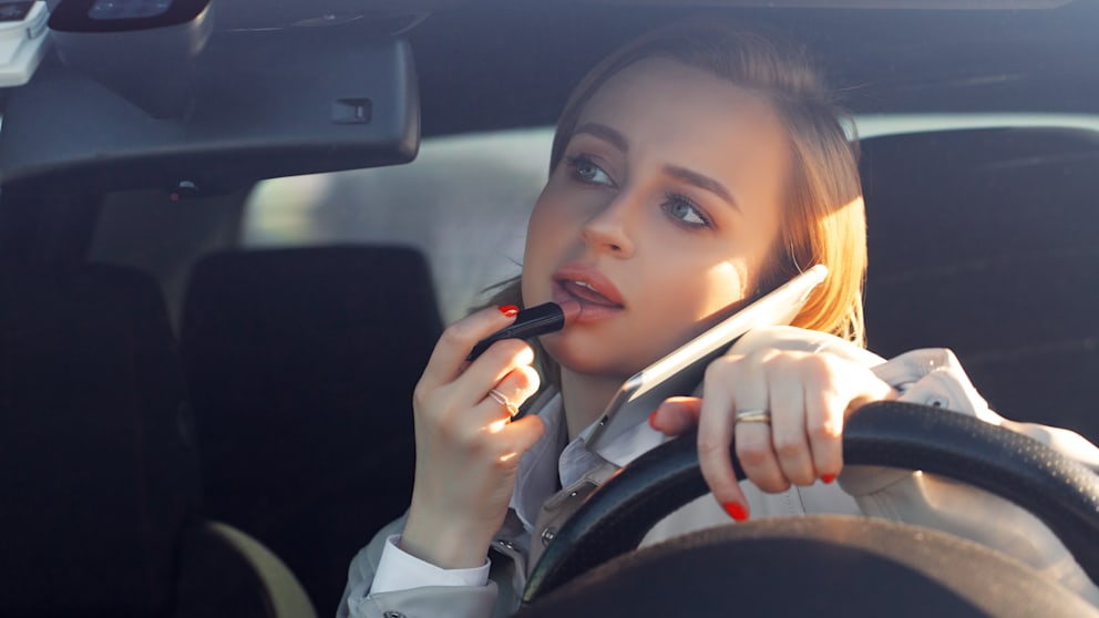 Lippenstift an der Ampel nachziehen kostet bis zu 200 Euro