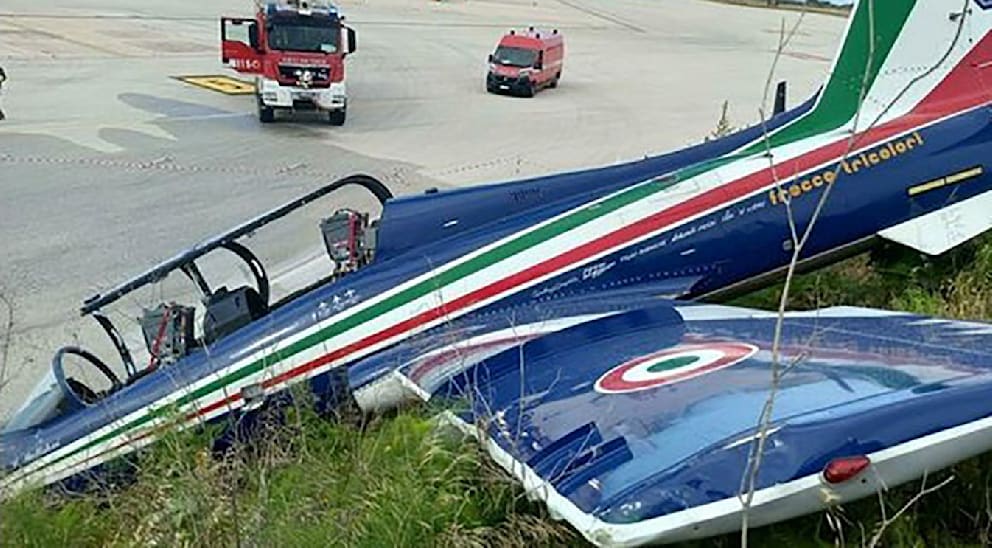 Einer der blauen Jets mit den grün-weiß-roten Streifen prallte mehrmals auf den Boden auf, der Pilot wurde verletzt