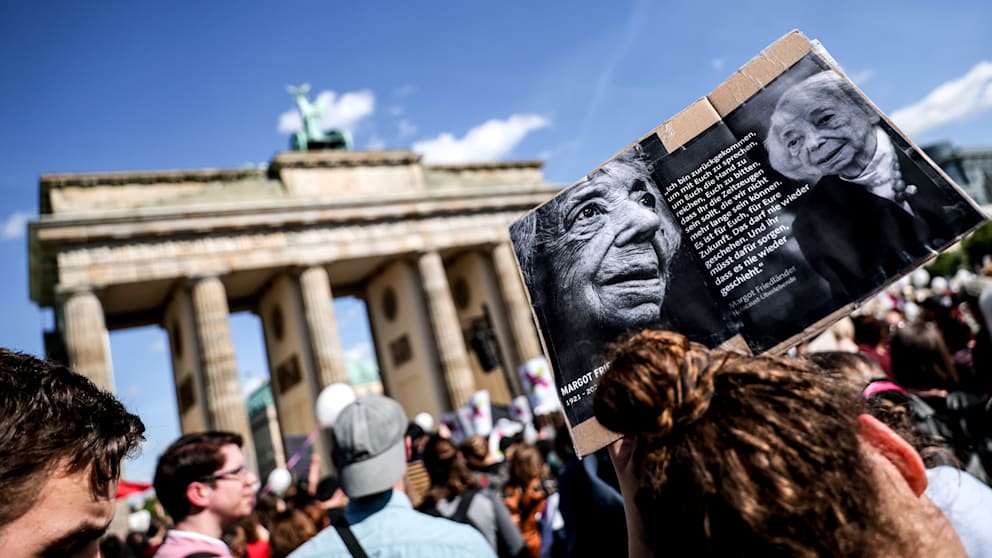 In Berlin kamen laut Polizei 4.000 Menschen zur Hauptkundgebung „AfD-Verbot jetzt!“