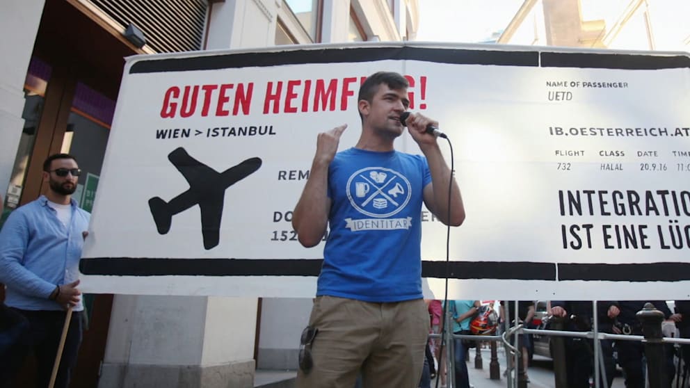 Stefan Steiner (l.) bestätigt: Dieses Foto aus einer Dokumentation der ARD über das Treffen von Rechtsextremisten in Potsdam 2023 zeigt ihn – bei einer Kundgebung von Martin Sellner (r.)