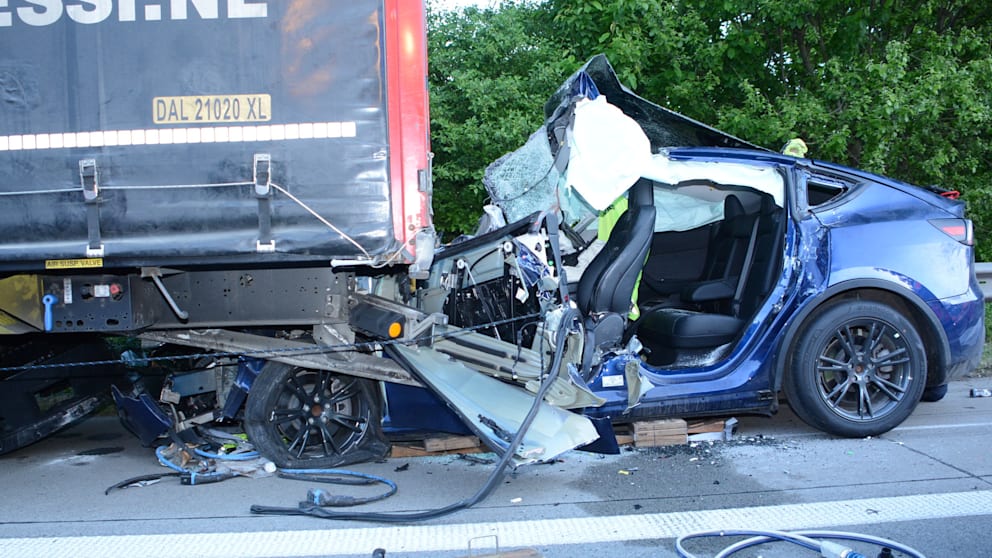 Der Tesla stieß mit großer Wucht auf den Sattelzug. Der Fahrer (58) starb noch am Unfallort