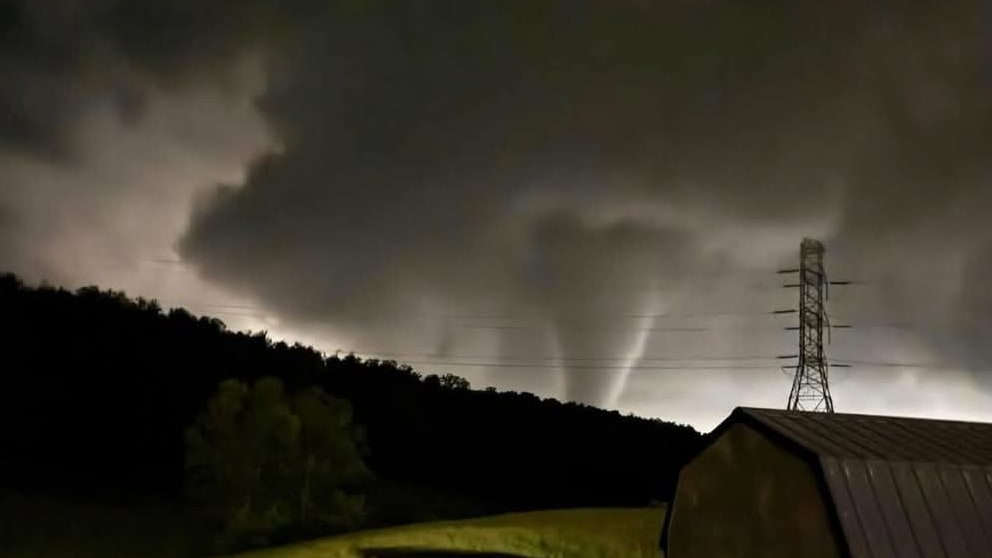 Das Foto zeigt einen Tornado, der sich auf die Stadt Somerset (Kentucky) zubewegt