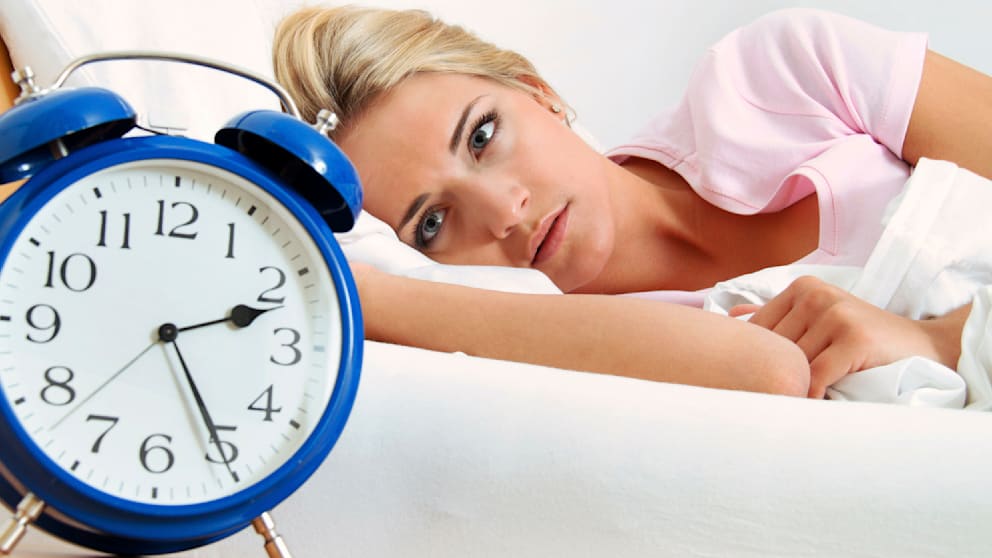 Der nächtliche Blick auf die Uhr sorgt für Stress und kann das Wiedereinschlafen verhindern