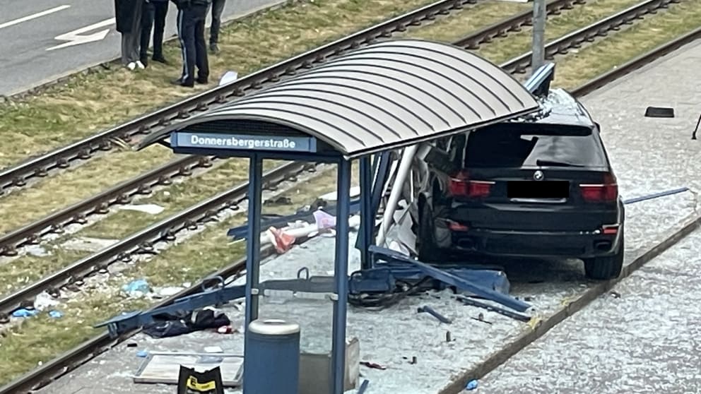 Die genaue Unfallursache wird noch ermittelt. Möglicherweise war ein Ausweichmanöver der Grund