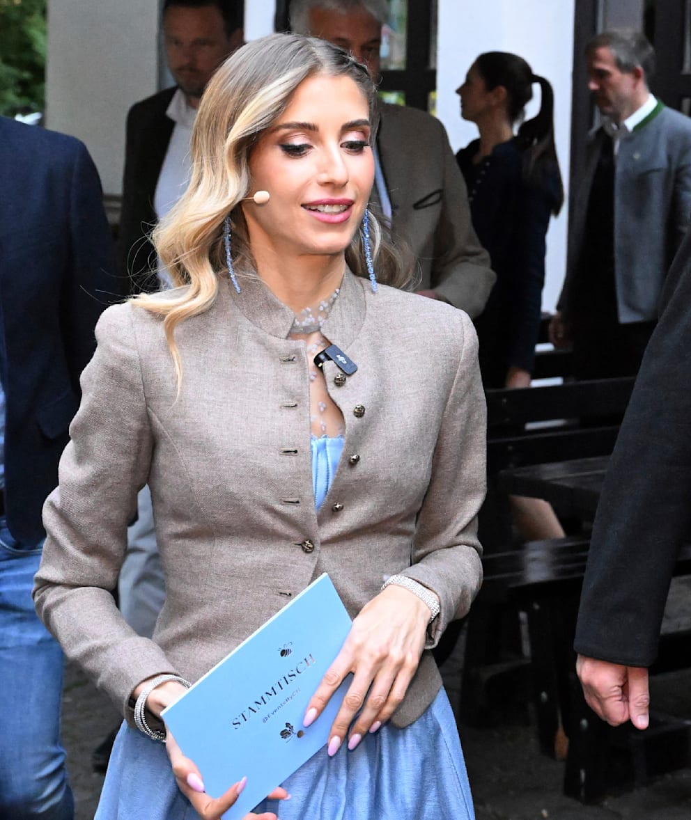 Cathy Hummels trug ein hellblaues Dirndl mit viel Bling Bling an den Armen