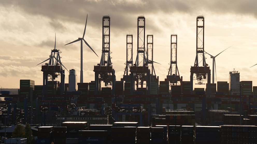 über dem Container Terminal Burchardkai im Hamburger Hafen
