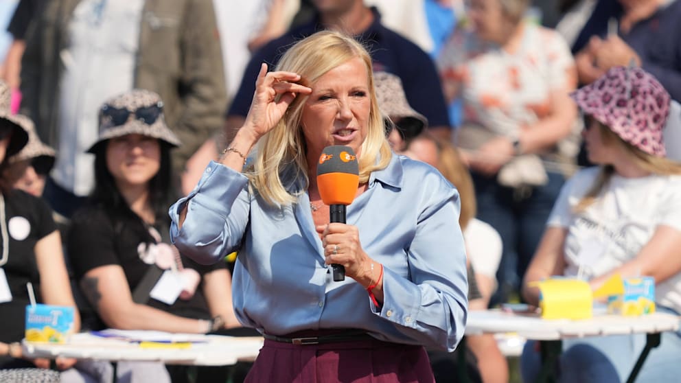 Unter dem Motto „Hit-Marathon“ führte Andrea Kiewel (59) am Sonntag in Mainz durch den ZDF-Fernsehgarten – und plauderte dabei auch über eine Absage, die ihr gar nicht gefiel