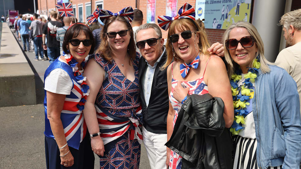 Mark Pittelkau inmitten einer Gruppe britischer ESC-Fans vor der großen Party