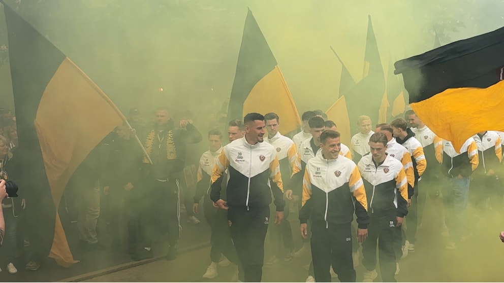 Die Profis von Zweitliga-Aufsteiger Dynamo Dresden laufen vor dem letzten Saison-Heimspiel gegen Unterhaching durch ein Fan-Spalier