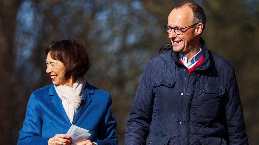 Lacht da schon der neue Bundeskanzler? Friedrich Merz (69, CDU) und Ehefrau Charlotte auf dem Weg zum Wahllokal in Arnsberg (NRW)