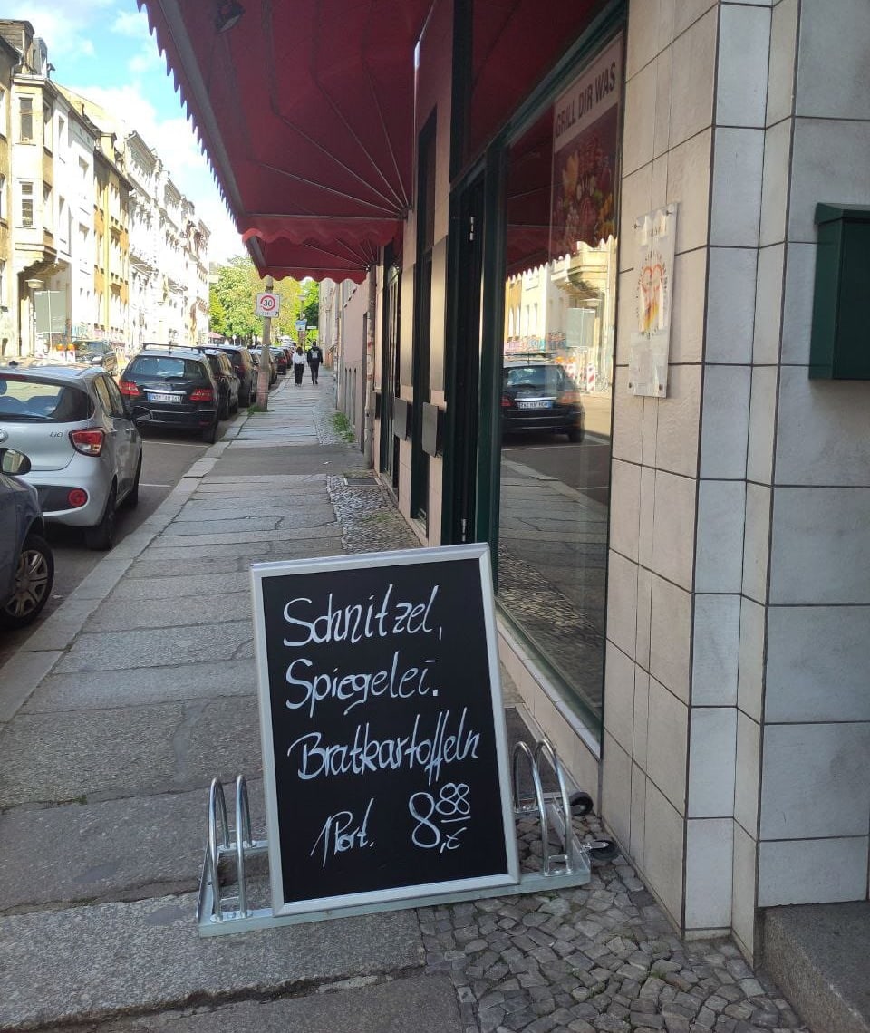 Dieses Schild sorgte für Aufregung: Eine Fleischerei bot auf der Tageskarte das Schnitzel für 8,88 Euro an