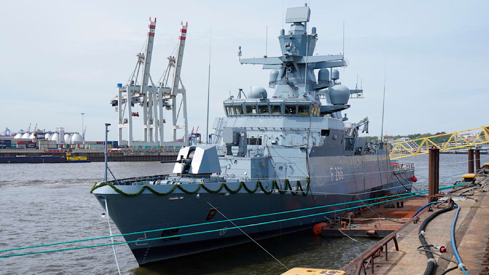 Die Korvette „Emden“ liegt am Kai auf dem Werftgelände von Blohm + Voss im Hamburger Hafen