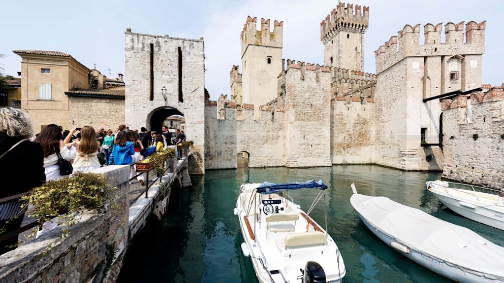 Auch auf der Brücke zum in Sirmione liegenden Castello Scaligero drängen sich regelmäßig die Besucher