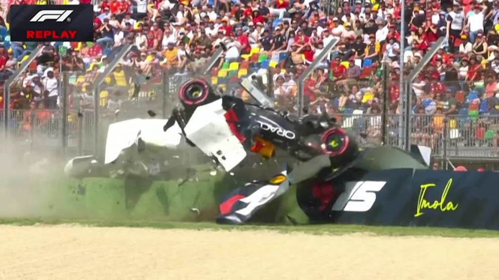 Kopfüber: Tsunoda kracht mit seinem Red Bull in die Bande