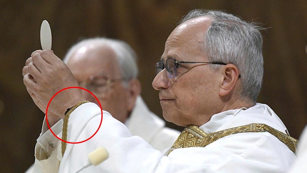 Unter dem Gewand von Papst Leo (69) lugt bei seiner ersten Messe eine Apple Watch hervor