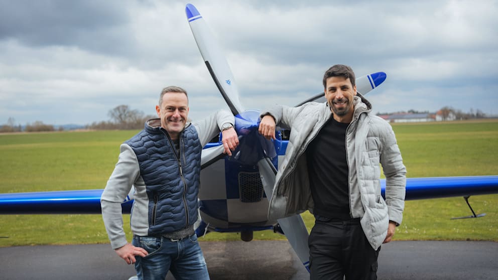 Sami Khedira (r.) und Matthias Dolderer posieren vor ihrem Flieger.