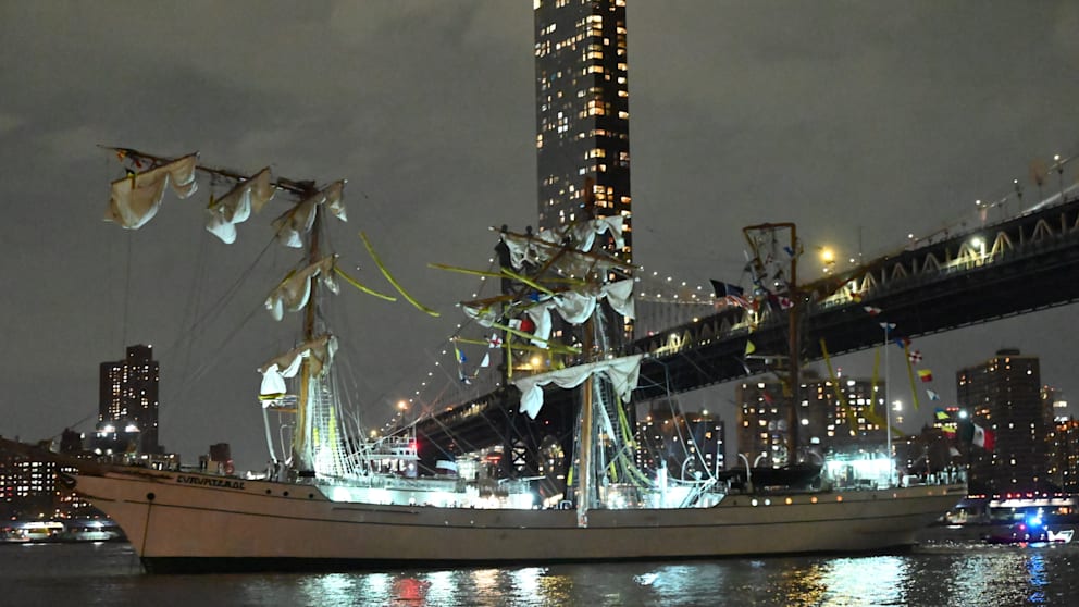 Das Trainingsschiff liegt nach dem Crash mit gebrochenen Masten unter der Brooklyn Bridge