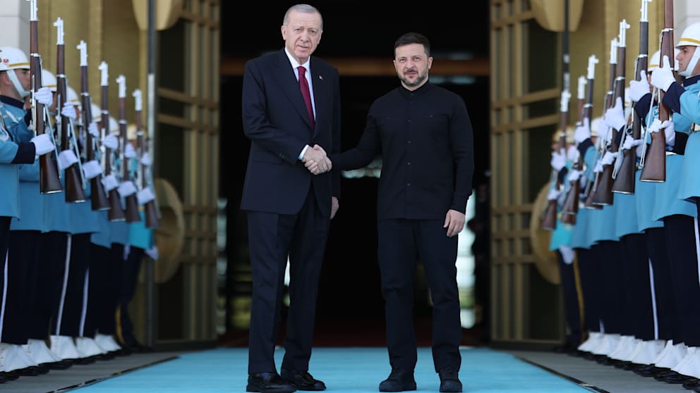 Recep Tayyip Erdogan (l.), Präsident der Türkei, und Wolodymyr Selenskyj vor ihrem Gespräch in Ankara