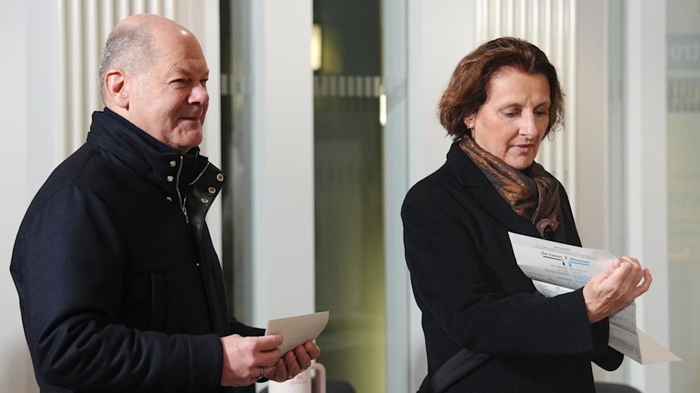 Olaf Scholz kam mit Ehefrau Britta Ernst ins Wahllokal in Potsdam.