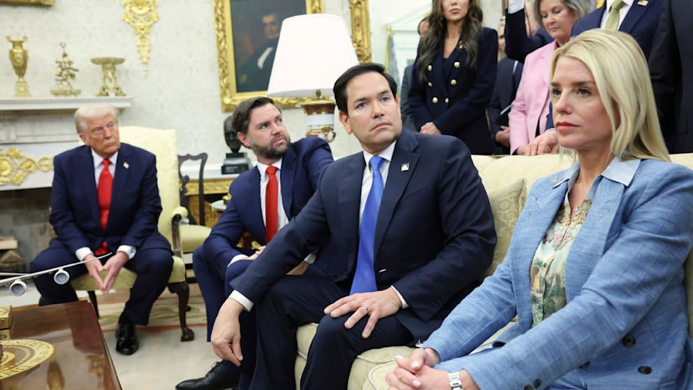 Präsident Donald Trump, sitzend von links, Vizepräsident JD Vance, Außenminister Marco Rubio und Justizministerin Pam Bondi bei einem Treffen im Oval Office