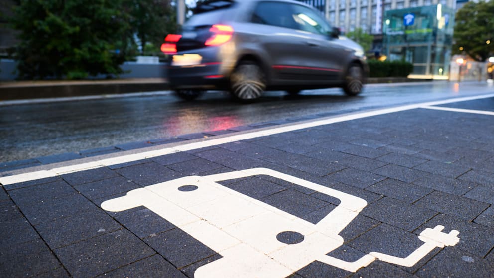 Frei Parken für Elektroautos: Der Stellplatz an einer Ladesäule in Hannover ist mit dem Piktogramm eines E-Autos gekennzeichnet.
