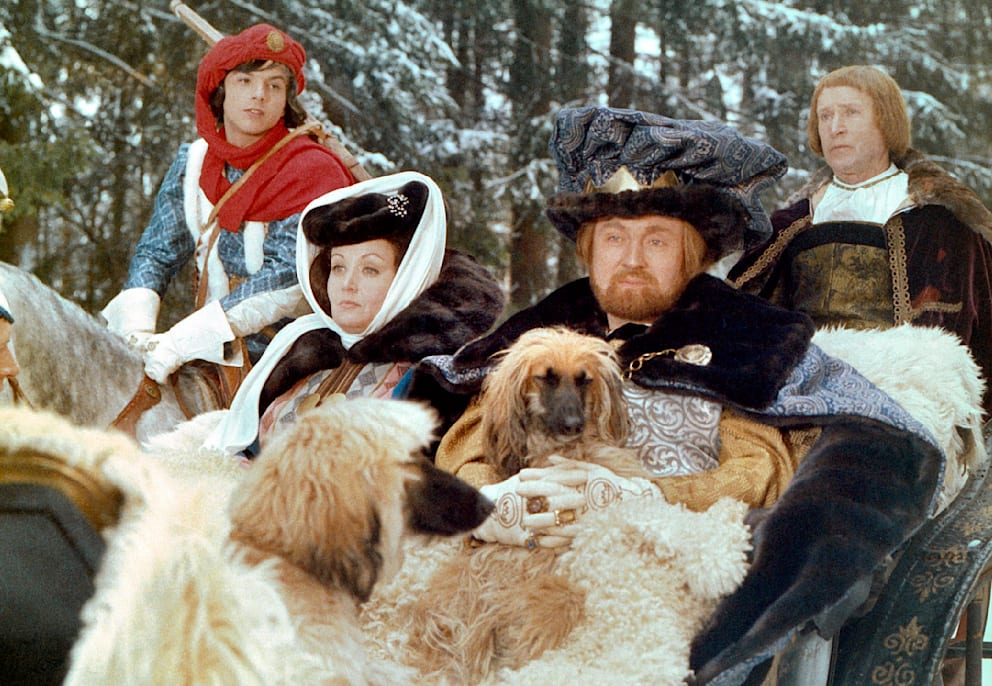 Eine Familie im Film, eine Verbindung auf Lebenszeit: Karin Lesch an der Seite vom König (Rolf Hoppe), dahinter der Aschenbrödel-Prinz (Pavel Trávníček)