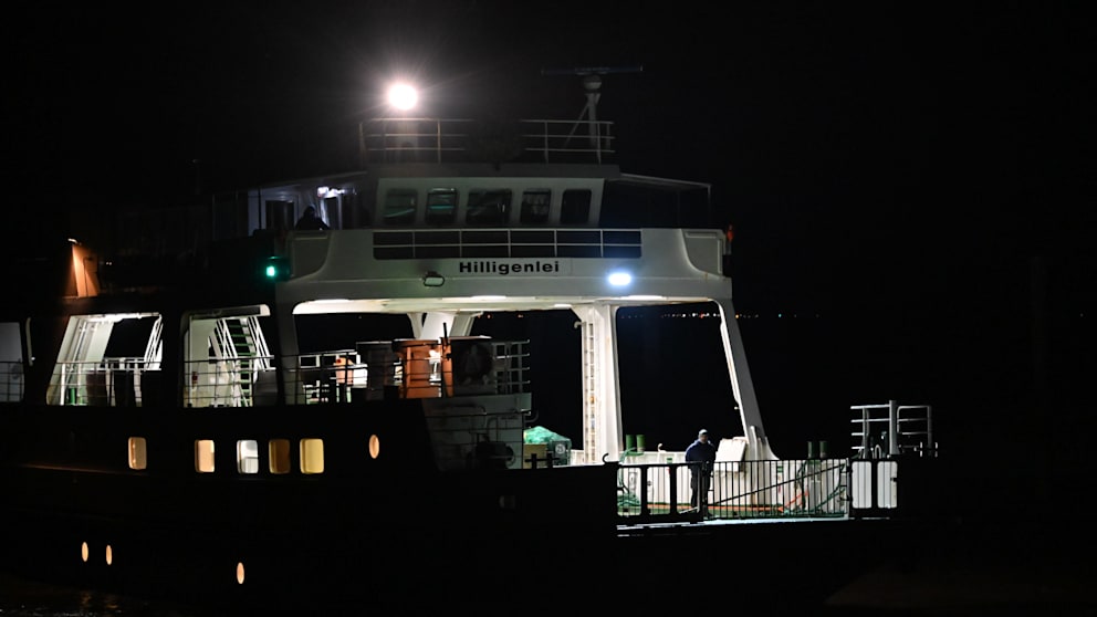 Die Nordsee-Fähre MS Hilligenlei musste beidrehen, weil wütende Bauern den Anleger Schlüttsiel blockierten