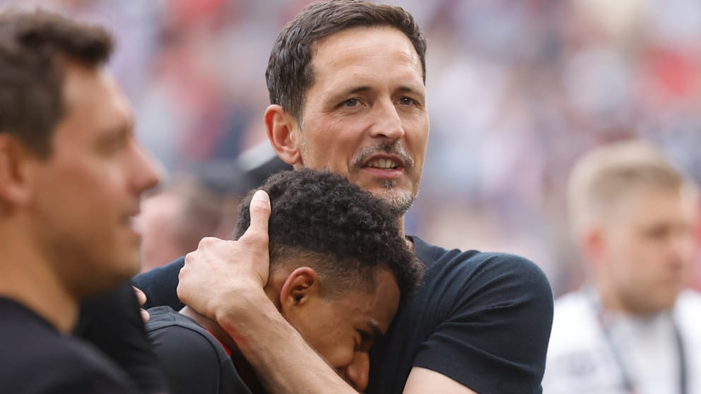 Trainer Dino Toppmöller (44, r.) jubelt nach dem Spiel mit 1:1-Torschütze Ansgar Knauff (23)