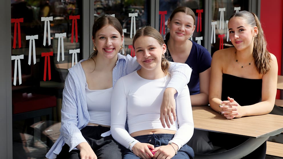 Nele (14), Annkathrin (15), Edda (14) und Wanda (15) verbringen die meiste Zeit auf Tiktok. Aber auch Instagram, Snapchat und WhatsApp verschlingen einige Stunden in der Woche