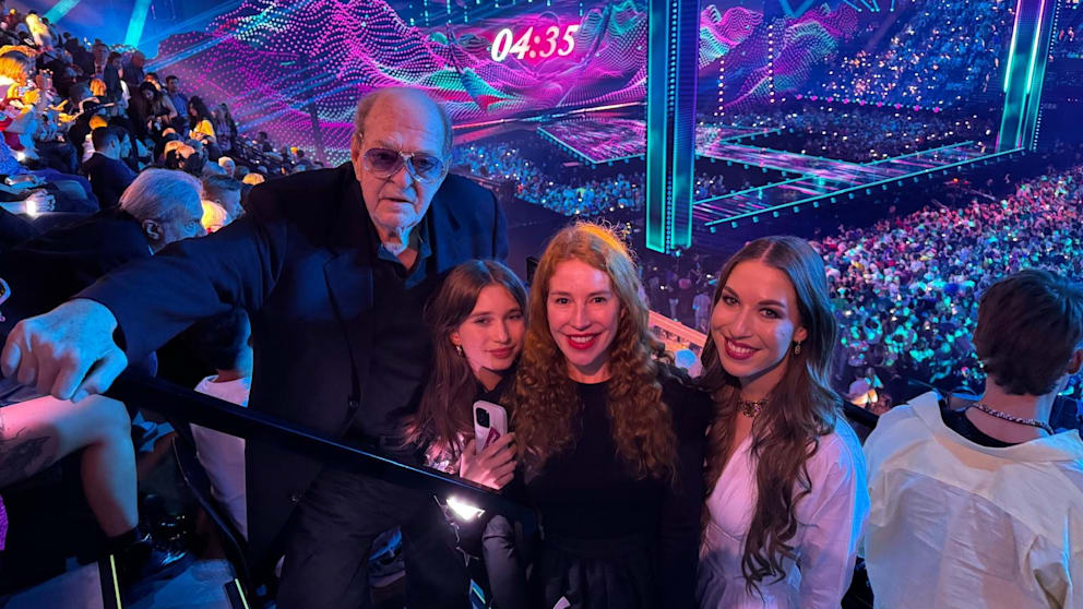 ESC-Gewinner Ralph Siegel (79, „Ein bisschen Frieden“) kam mit seiner Schweizer Ehefrau Laura (41) und den Töchtern Alana (29, r.) und Ruby (14) zum ESC