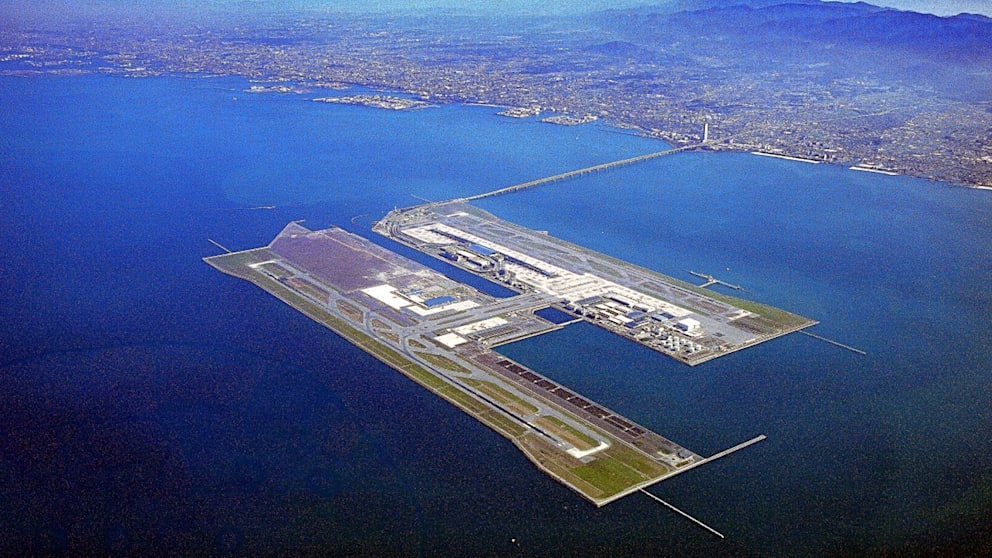 Noch befindet sich der Internationale Flughafen Kansai über dem Meeresspiegel, doch er sinkt immer weiter ab