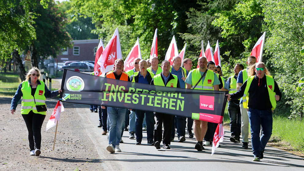 Mitarbeiter des ÖPNV streiken am 14. Mai in der niedersächsischen Stadt Zeven