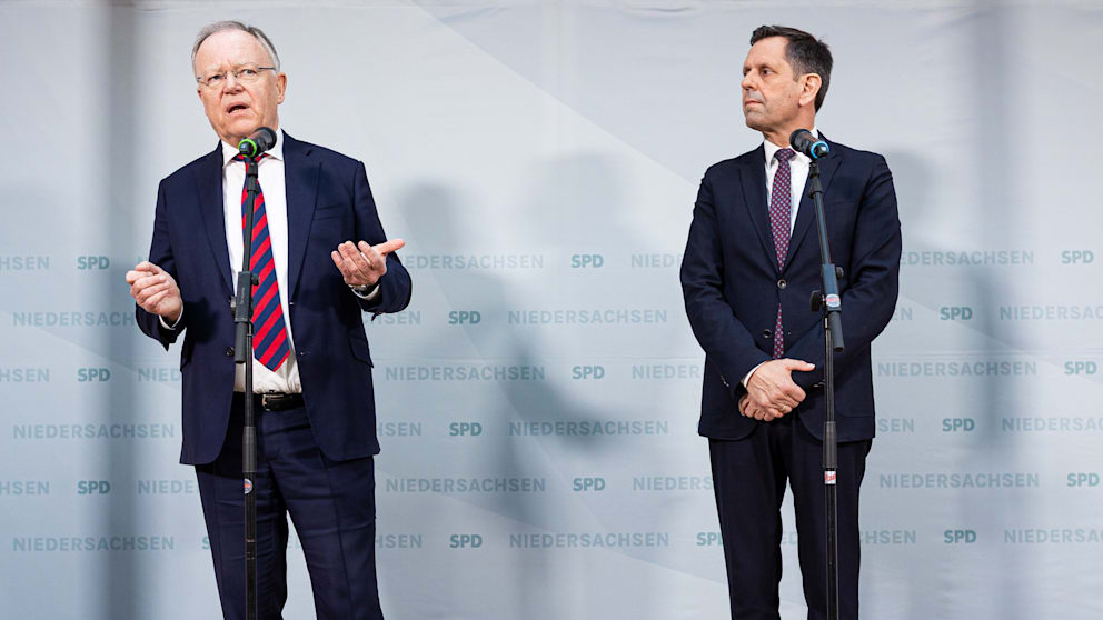 Ministerpräsident Stephan Weil (66, l.) kündigte am 1. April seinen Rückzug an und schlug Wirtschaftsminister Olaf Lies (57) als Nachfolger vor