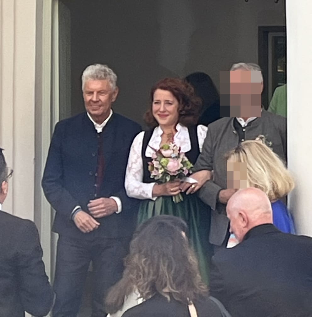 Münchens Oberbürgermeister Dieter Reiter (66, l.) fuhr im 7er-BMW mit Blaulicht-Eskorte am Standesamt vor. Er ließ es sich nicht nehmen, Braut Luise Kinseher (56) und ihren frisch gebackenen Ehemann an ihrem großen Tag persönlich zu begleiten