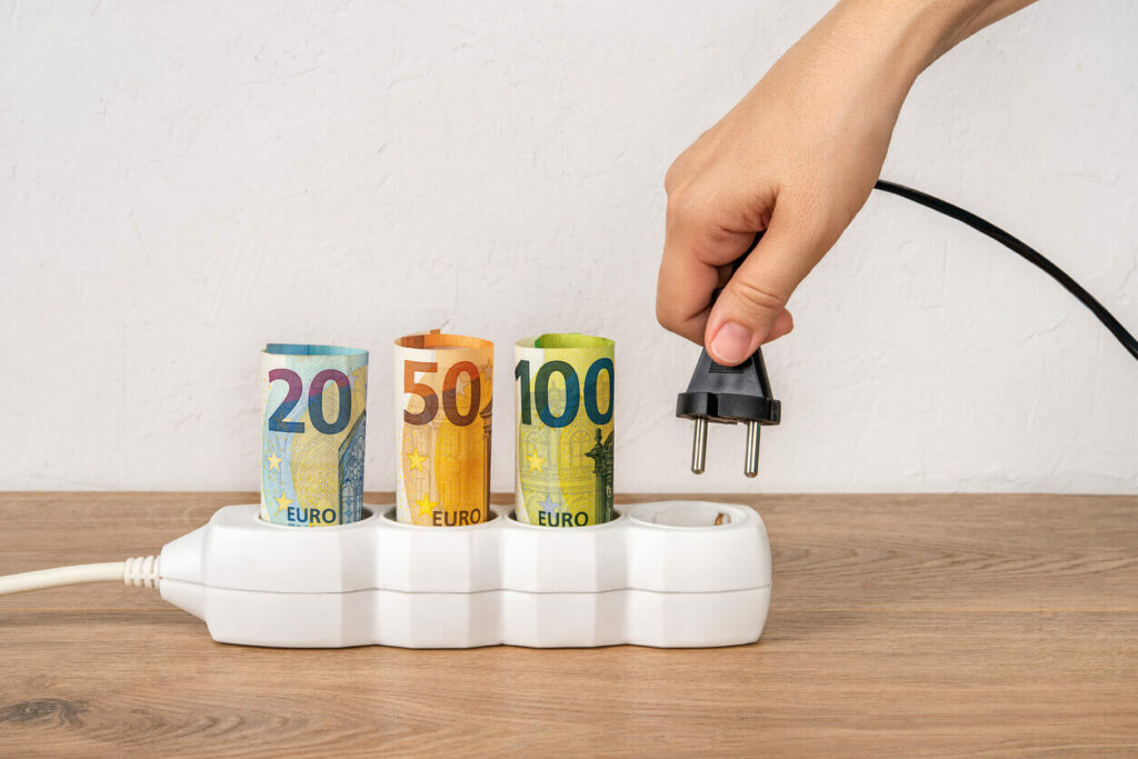 Mehrfachsteckdose mit Geld - durch einen Stromwechsel kann gespart werden