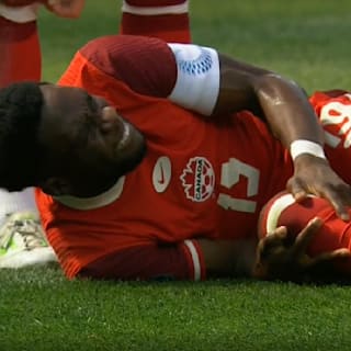 „Mein ganzes Bein war taub!“: Bayern-Star verrät Details über Horror-Verletzung