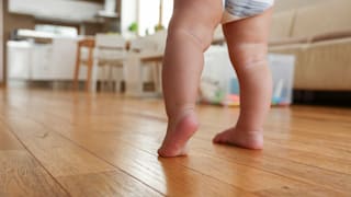 Kinder, die spät laufen lernen, sind besser in der Schule