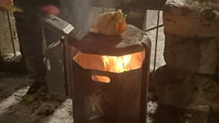 Grillen mal anders: Männer brutzeln Hähnchen auf Mülleimer