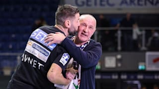 Zum Knutschen! SCM-Trainer Bennet Wiegert (l.) und sein Vater Ingolf