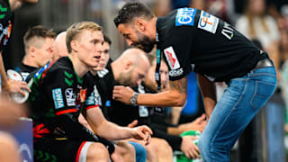 Trainer Bennet Wiegert (43/r.) muss längere Zeit auf Gisli Kristjansson (25) verzichten