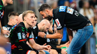 Magdeburg-Trainer Bennet Wiegert redet auf Gisli Kristjansson ein