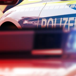 Berlin: Transporter missachtet rote Ampel und verursacht Unfall