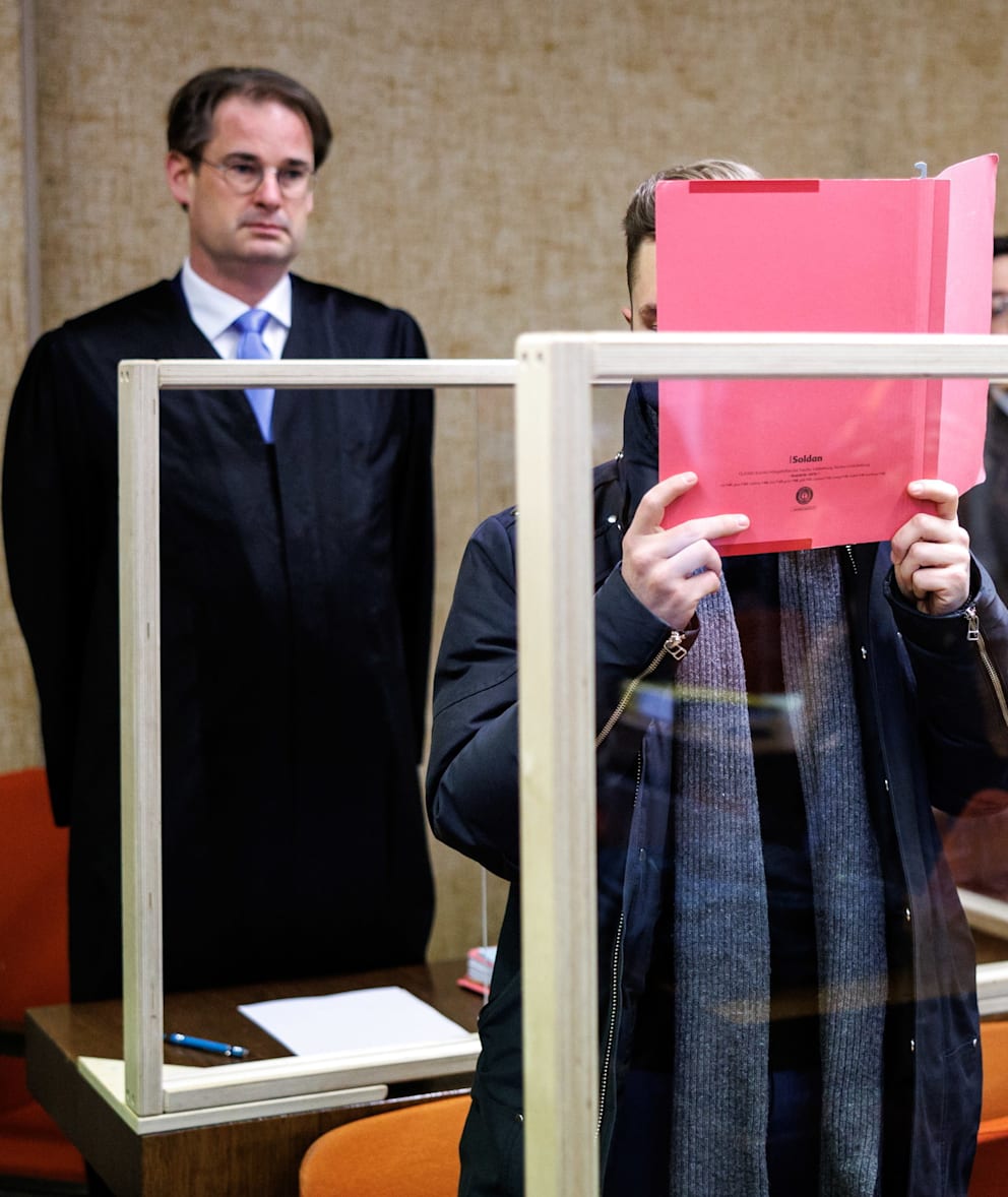 Alex K. beim Prozess im Jahr 2023 vor dem Amtsgericht München mit seinem Verteidiger