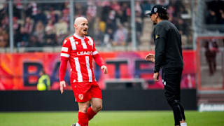 Claus-Dieter Wollitz (59/r.) suspendierte Maximilian Krauß (28), weil dieser im Sommer nach Rostock wechselt