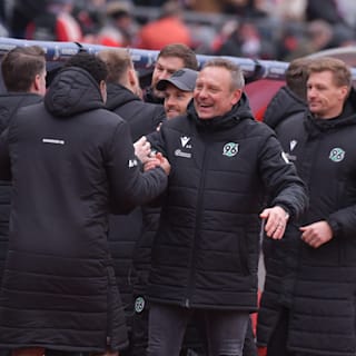 Hannover 96: Breitenreiter sorgt vor Derby mit Wasser-Witz für Lacher